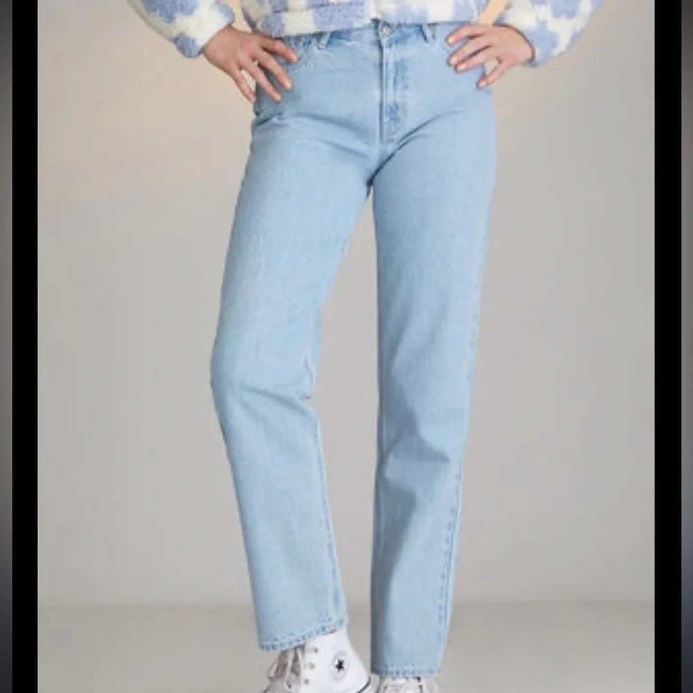 PacSun | NWT Eco High Waisted Light Blue Wash Straight Leg Denim V-Dip Jeans, 27 - Picture 3 of 9